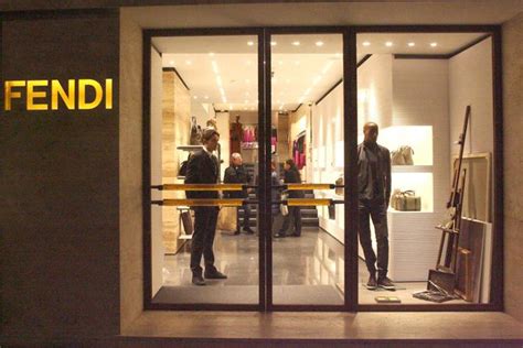 come inviare curriculum a fendi|FENDI assume personale anche senza .